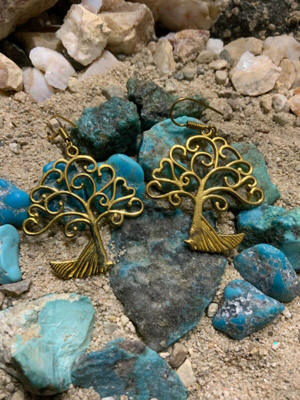 Artistic earrings with tree design